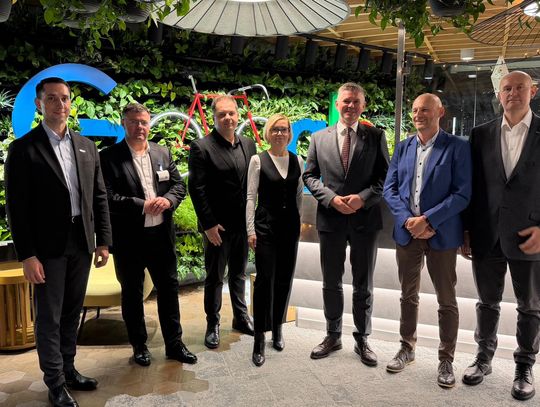 Burmistrz Gogolina Krzysztof Reinert podczas prezentacji współpracy gminy Gogolin z Google w zakresie nowoczesnej edukacji