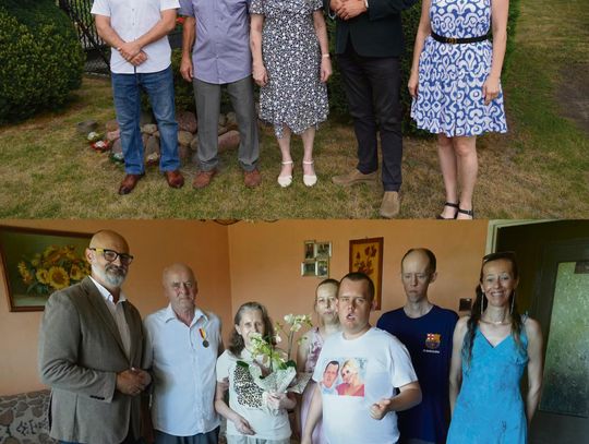 Wręczenie medali za długoletnie pożycie małżeńskie parom z Gogolina i Zakrzowa przez zastępcę burmistrza