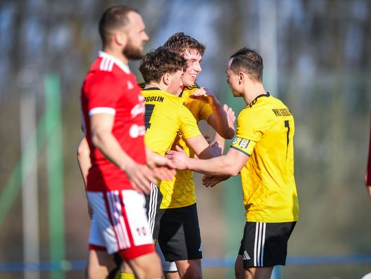 Piłkarze MKS Gogolin podczas meczu klasy okręgowej z GKS Głuchołazy zakończonego zwycięstwem 3:1
