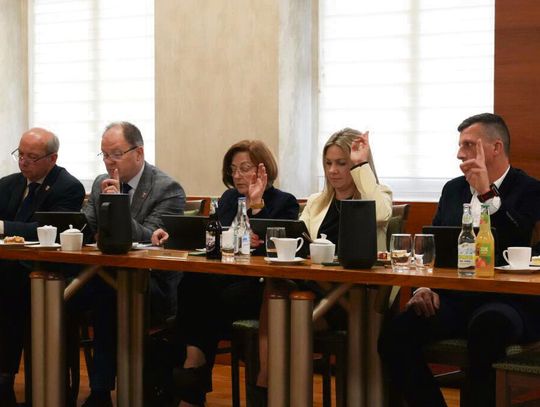Sesja Rady Miejskiej w Gogolinie podczas głosowania nad strategią społeczną 2026–2031