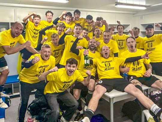 Gogolin rozbił Pogoń 6:1 i wraca do IV ligi! Wielka feta po meczu w Prudniku Piłkarze MKS Gogolin świętują awans do BS IV ligi po wygranym meczu z Pogonią Prudnik 6:1