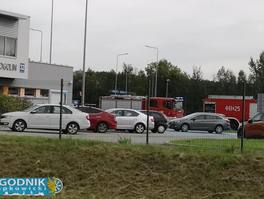 Na zdjęciu strażacy w kombinezonach ochronnych przepompowują kwas solny ze starych zbiorników na terenie Obwodu Utrzymania Autostrady w Gogolinie