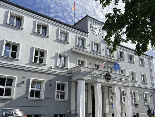 Mieszkańcy Gogolina odbierają Gminną Kartę Mieszkańca uprawniającą do zniżek na basen i wydarzenia gminne