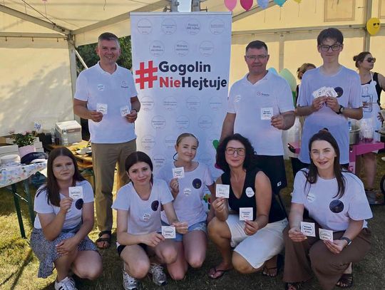 Uczestnicy festynu w Owocowym Ogrodzie Miejskim podczas inauguracji kampanii #GogolinNieHejtuje.