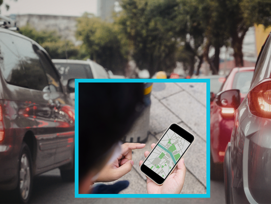 Samochód Google Street View z charakterystyczną kulą kamer na dachu przejeżdżający ulicą w Krapkowicach