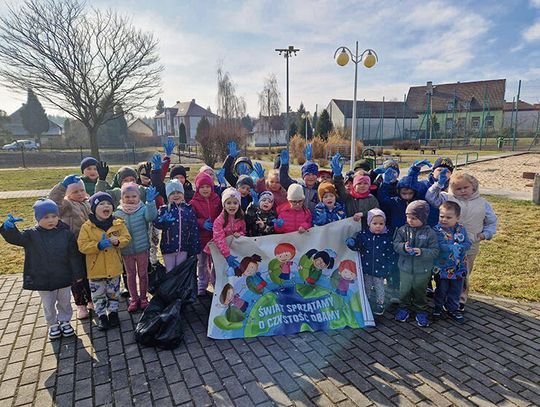 Mieszkańcy Górażdż, dzieci i strażacy OSP wspólnie sprzątają wieś podczas wiosennej akcji