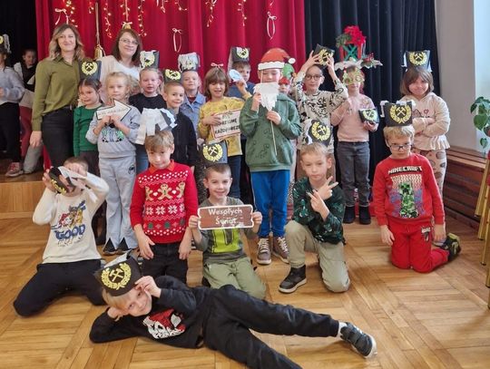 Górniczy duch w Strzeleczkach. Uczniowie poznawali tradycje Barbórki Uczniowie z Racławiczek podczas zajęć o tradycjach górniczych w Strzeleczkach