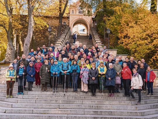 Gro osób na jesiennym szlaku