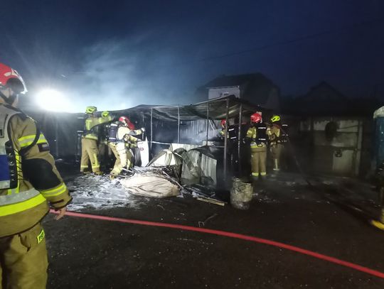 Groźny pożar garaży w Gogolinie – 6 zastępów straży walczyło z ogniem