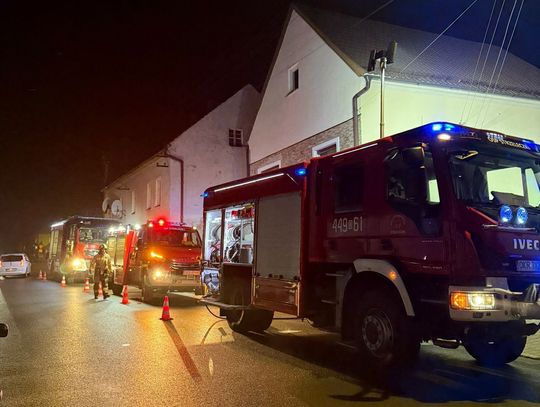 Groźny pożar w Strzeleczkach: garaż spłonął, altana częściowo zniszczona Miejsce pożaru garażu i altany w Strzeleczkach – akcja straży pożarnej