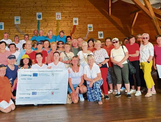 Seniorzy z Polski i Czech rywalizują w konkurencjach sportowych podczas Gry Seniorów w Nawsiu — rzuty do celu, łowienie rybek, strzelanie z procy.