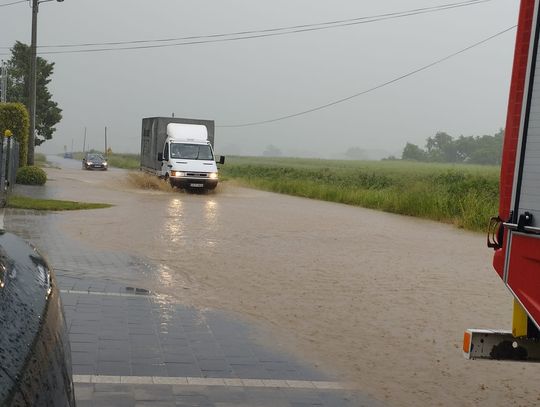 Gwałtowna ulewa: uwaga na podtopienia i zamkniętą drogę!