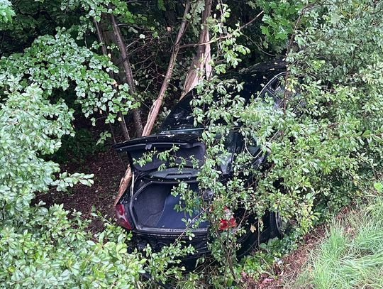 Volkswagen passat w rowie przy ulicy Opolskiej w Gwoździcach po utracie panowania nad pojazdem