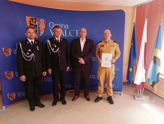 „Strażacy OSP Walce podczas podpisania porozumienia o rozpoczęciu procedury włączenia do KSRG w Urzędzie Gminy Walce.”