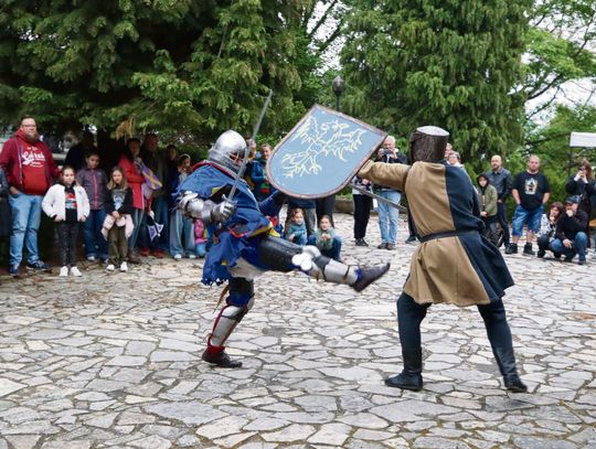 Historyczna pierwsza Noc Muzeów w Zamku w Rogowie Opolskim! Tłumy, atrakcje i średniowieczny klimat Zwiedzający podczas Nocy Muzeów w Zamku w Rogowie Opolskim oglądają średniowieczną osadę i pokazy rycerskie