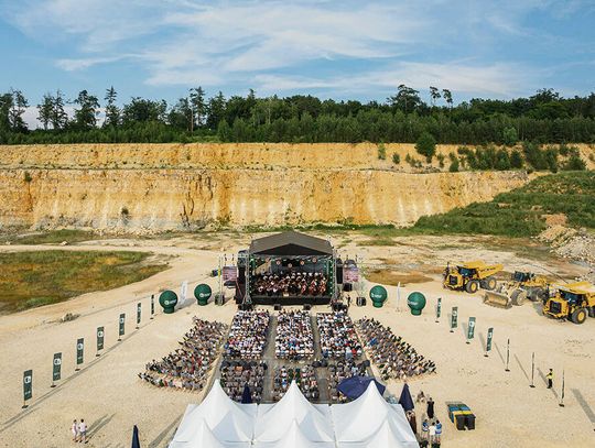Orkiestra Filharmonii Opolskiej występująca na scenie ustawionej w wapiennej kopalni Górażdże.