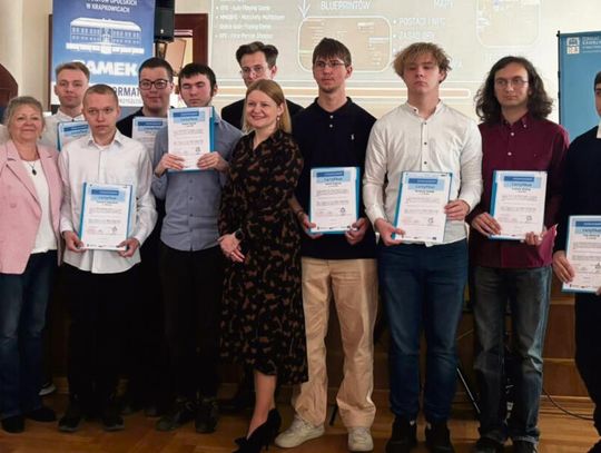 Uczniowie ZSZ Krapkowice podczas Dnia Hiszpańskiego prezentujący efekty stażu i stworzoną grę komputerową