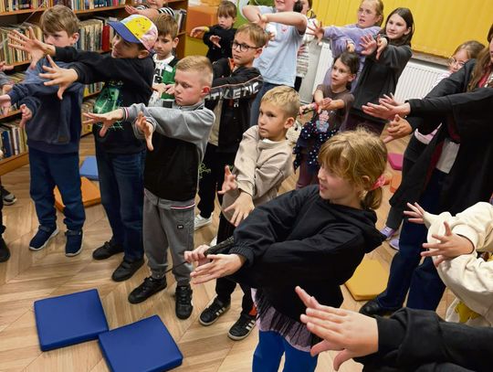 Noc Bibliotek 2026 w Walcach – dzieci podczas zabaw, warsztatów i zagadek inspirowanych światem Harry’ego Pottera.