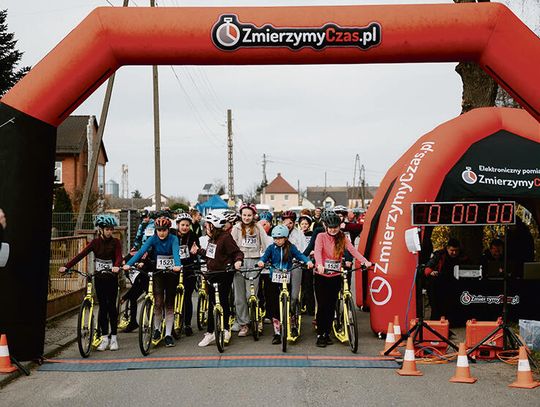 Uczestnicy wyścigu na hulajnogach w Walcach podczas międzynarodowej rywalizacji Polska–Czechy