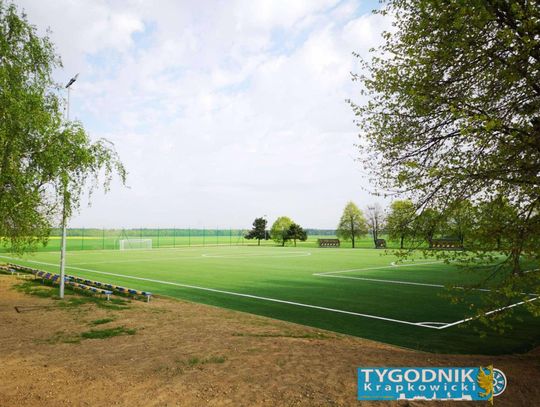 Widok na nowoczesne boisko piłkarskie w Kromołowie z nową murawą i ekologiczną infrastrukturą. Tygodnik Krapkowicki