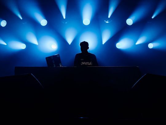 Jak nauczyć się miksować muzykę od zera? Pierwsze kroki za konsoletą DJ-ską