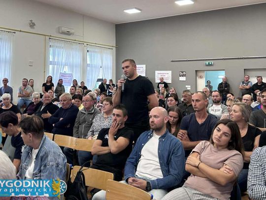 Na zdjęciu mieszkańcy Januszkowic i Żyrowej podczas spotkania z władzami gminy Zdzieszowice w sprawie przyszłości lokalnych szkół.