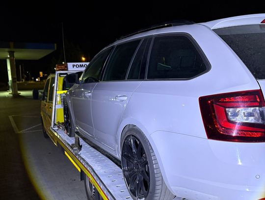 Policjanci podczas kontroli drogowej zatrzymują kierowcę za jazdę pod wpływem alkoholu i nadmierną prędkość.