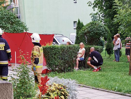 Jedna skoczyła, druga podcięła żyły