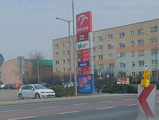 Jeszcze niedawno „szóstka" oraz "siódemka" z przodu, dziś coraz bliżej kolejnej granicy - ceny paliw pną się w górę!