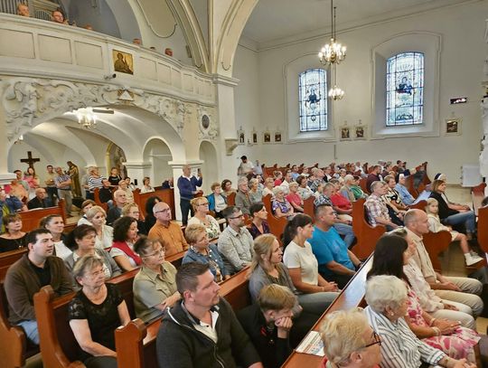 Młodzieżowa Orkiestra Dęta Bazany podczas koncertu w kościele w Kamieniu Śląskim — finał cyklu „Koncerty na wodzie”