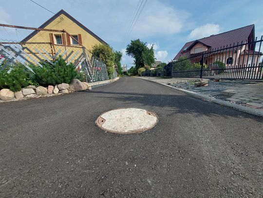 Nowo wybudowana kanalizacja sanitarna i odtworzone nawierzchnie drogowe w Kórnicy po zakończeniu inwestycji