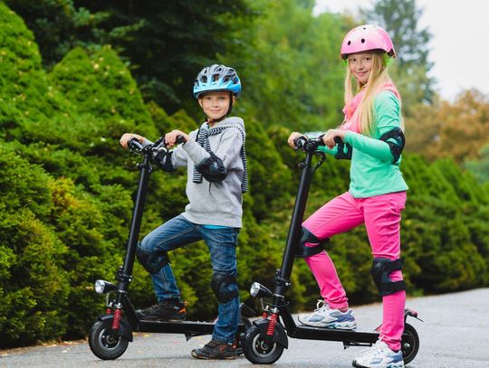 Kask obowiązkowy dla dzieci na rowerze i hulajnodze. Nowe przepisy od 2026 roku – rodzicom grozi mandat Dziecko jadące na hulajnodze elektrycznej w kasku ochronnym – nowe przepisy bezpieczeństwa 2026