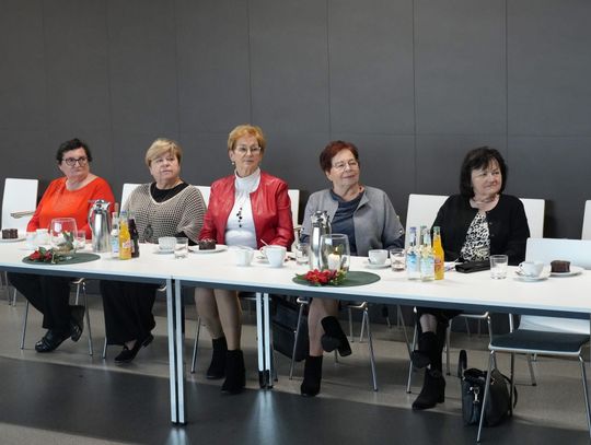 Każdy dom dostanie poradnik. Gogolin przygotował mieszkańców na sytuacje kryzysowe prezentuje poradnik bezpieczeństwa dla mieszkańców gminy podczas posiedzenia Rady Seniorów