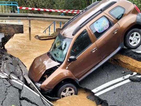 Kierowca wpadł w wyrwę po zerwanym moście na DK45