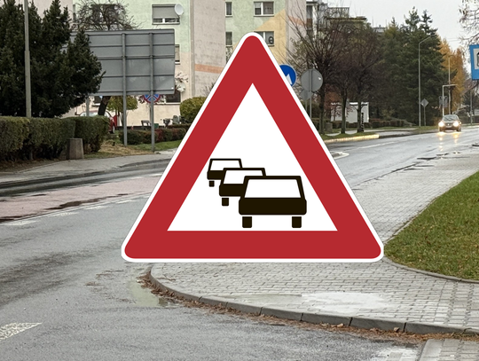 Kierowcy muszą liczyć się z utrudnieniami: Rusza budowa ścieżki pieszo–rowerowej przy ulicy Prudnickiej w Krapkowicach na zdjęciu Ulica Prudnicka w Krapkowicach – miejsce budowy nowej ścieżki pieszo–rowerowej w listopadzie 2025 roku