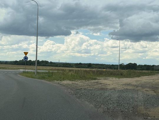 Nieformalny prawoskręt na dawnym śladzie drogi przy rondzie w Gogolinie, widoczny ślad omijania wyspy