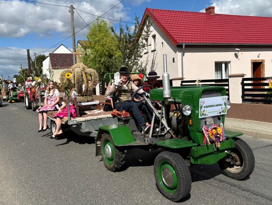 [ZDJĘCIA] Kłosy, korony, barwny korowód i wspólna radość. Gmina Krapkowice świętuje zakończenie żniw