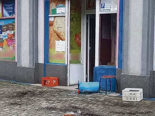 Radiowóz policji na ul. Kilińskiego w Otmęcie podczas interwencji związanej ze zniszczeniem witryny sklepu