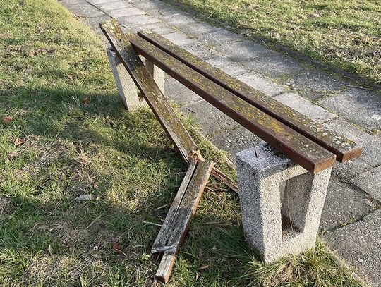 Kolejna ławka zniszczona