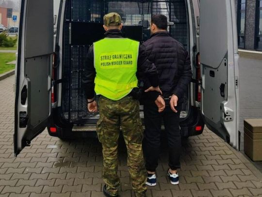 Funkcjonariusze Straży Granicznej zatrzymują obywatela Ukrainy w ramach przymusowej deportacji z Polski za kradzieże i posiadanie narkotyków.
