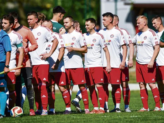 Piłkarze z powiatu krapkowickiego podczas meczu A‑klasy — lokalne derby w sezonie 2026/2027