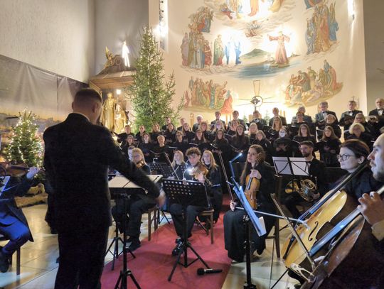 Koncert Kolęd w kościele św. Antoniego w Zdzieszowicach – chór i orkiestra kameralna pod dyrekcją ks. Mateusza Mandalki, licznie zgromadzona publiczność