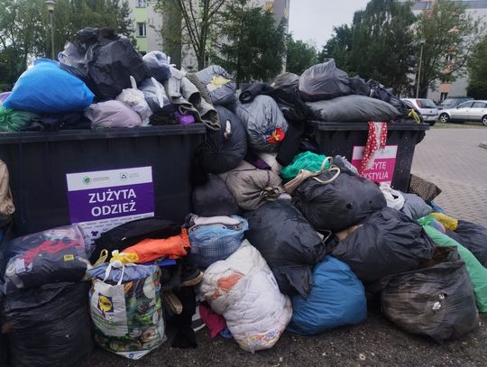 Rotacyjny pojemnik na tekstylia ustawiony na terenie gminy Gogolin podczas pilotażowej zbiórki.