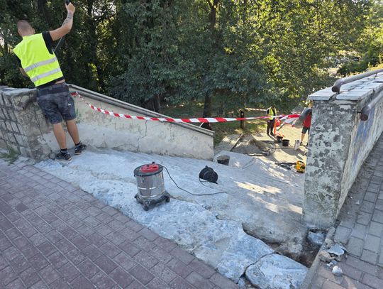 Koniec z popękanymi stopniami. Schody przy krapkowickim moście przechodzą remont