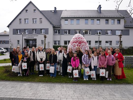 Uczestnicy konkursu kroszonkarskiego w Walcach prezentują zdobione wielkanocne jajka
