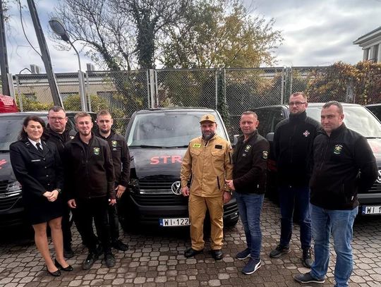 Kórnica: Strażacy z OSP odebrali nowy samochód! VW Transporter już w jednostce na zdjęciu Strażacy z OSP Kórnica odbierają nowy samochód Volkswagen T6 Transporter w Warszawie