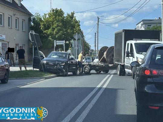 [ZDJĘCIA] Kraksa dwóch audi na Opolskiej: poważne utrudnienia w ruchu