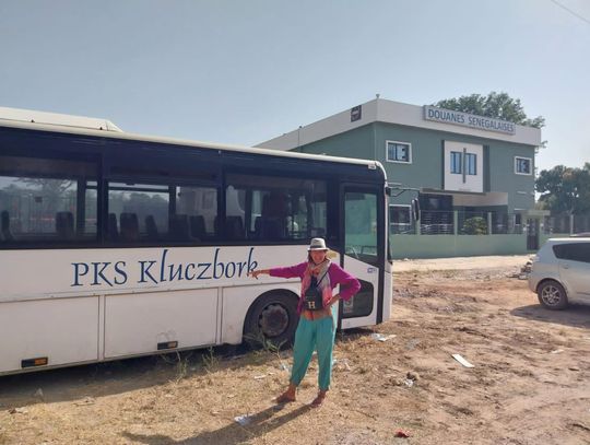 Krapkowice czekają na PKS do Opola, a tymczasem PKS Kluczbork zwiedza... Senegal Gdy w Krapkowicach pusto, PKS Kluczbork zwiedza Afrykę – fotka od Pani Agnieszki Czekańskiej