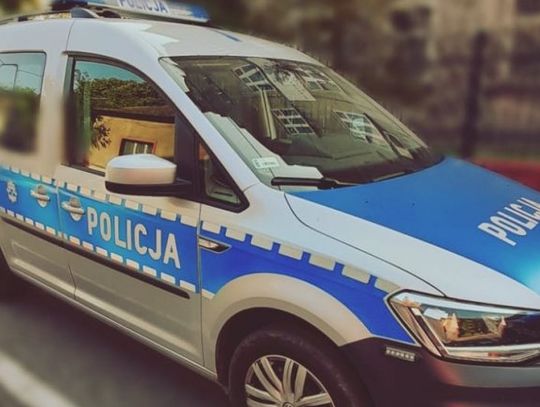 Policjantki z Krapkowic podczas interwencji na moście nad Osobłogą, gdzie uratowały 18-letniego mieszkańca Opola znajdującego się po zewnętrznej stronie barierek.