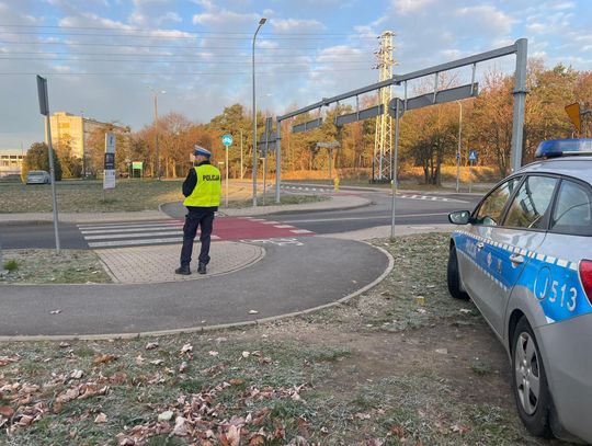 Krapkowice: Na przejściach bez litości. Kierowcy, piesi i rowerzyści – każdy miał coś na sumieniu. Blisko 40 interwencji Policjant kontrolujący ruch na przejściu dla pieszych w Krapkowicach podczas akcji drogowej.